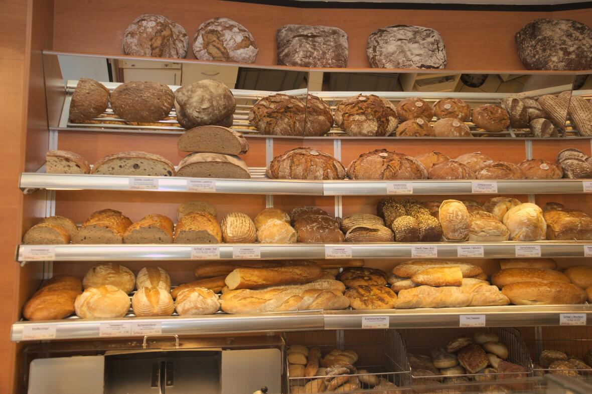 baeckerei-schlegl-neuburg-grosses-brot-angebot-mit-schneiden