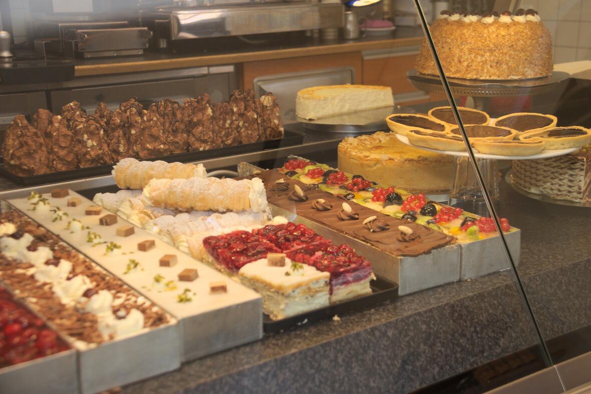 grosse-auswahl-an-kuchen-und-torten