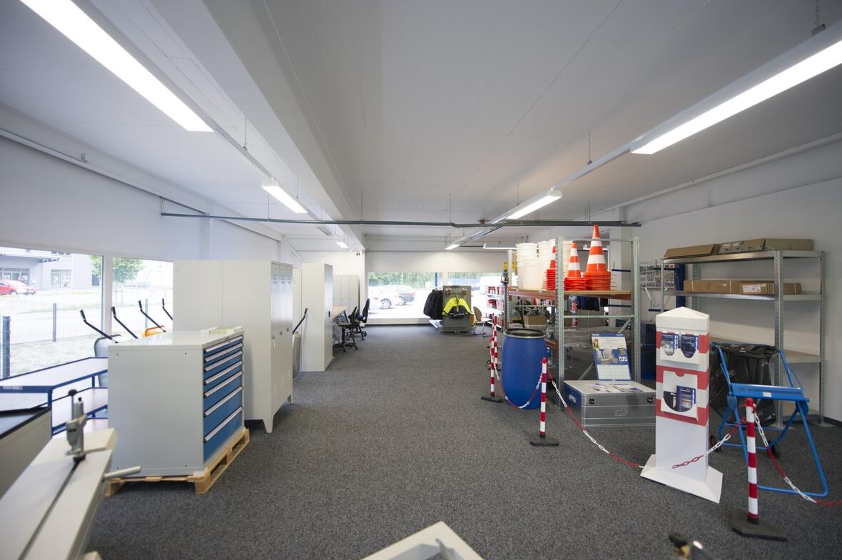 ausstellungsraum-der-firma-eduard-lutz-schrauben-werkzeuge-gmbh-in-neuburg