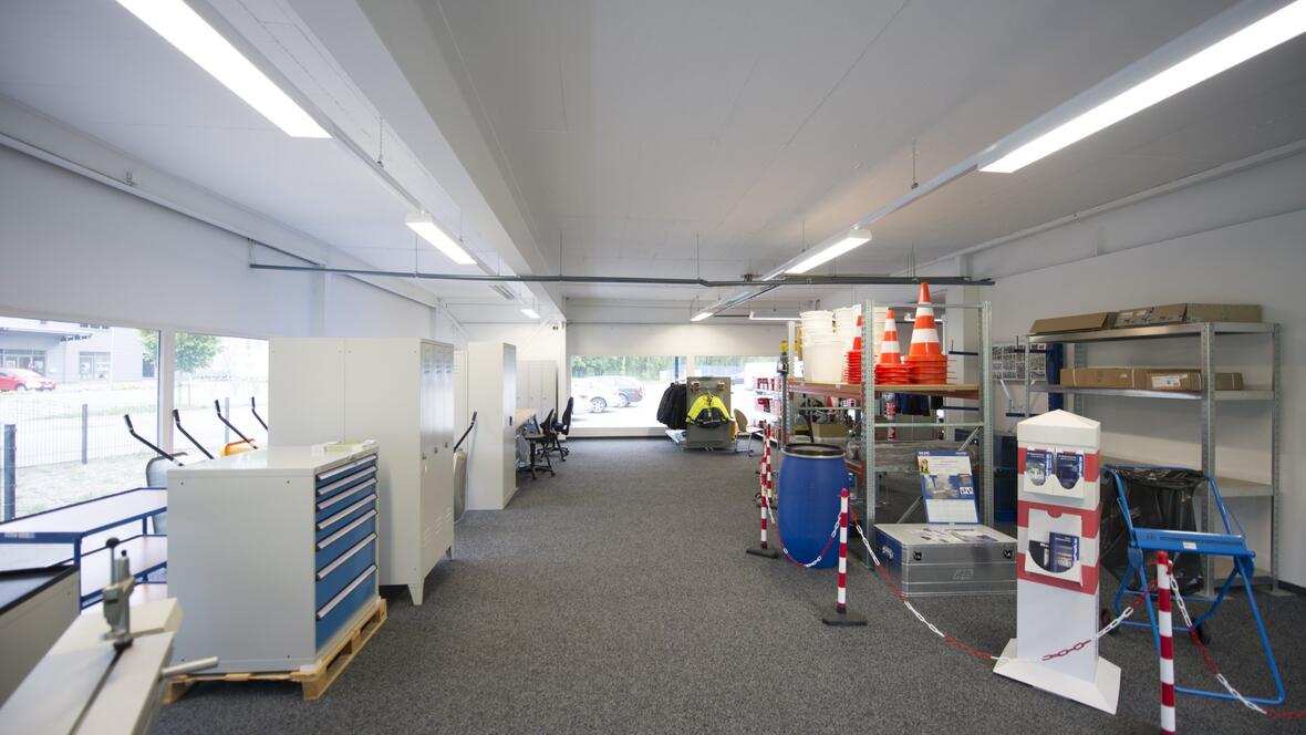 ausstellungsraum-der-firma-eduard-lutz-schrauben-werkzeuge-gmbh-in-neuburg