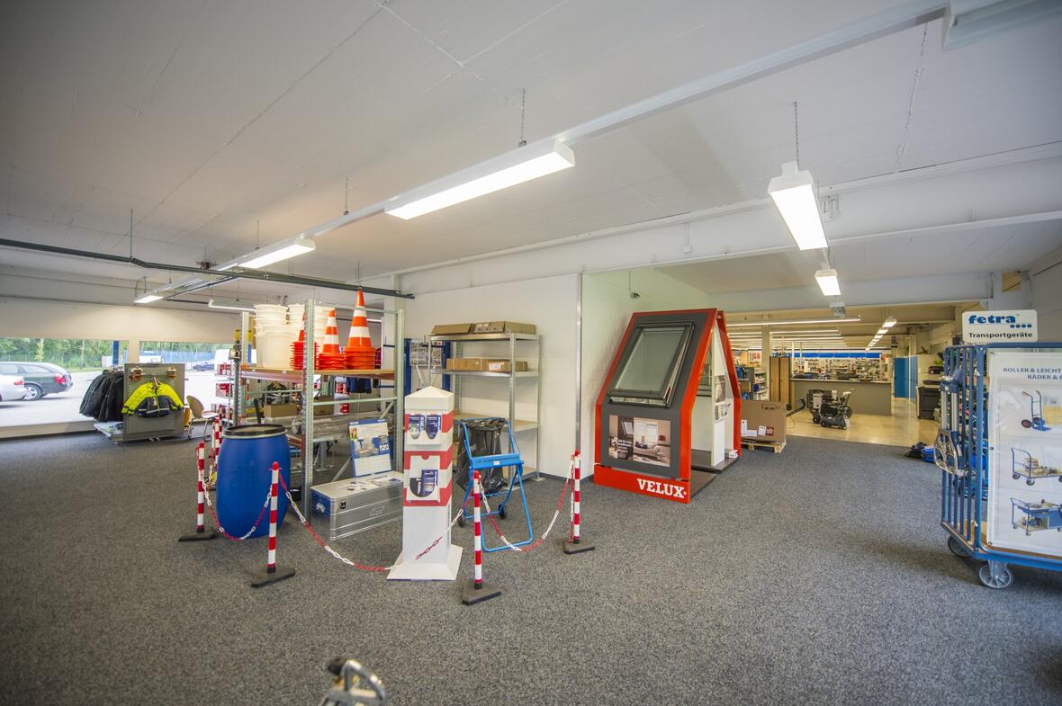 grosse-gut-beleuchtete-ausstellungsraeume-zum-anschauen-der-ware