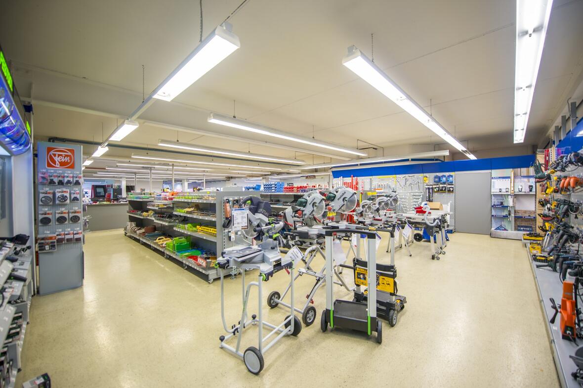 gut-beleuchtete-verkaufsflaeche-innen-mit-grossem-angebot-an-werkzeugen