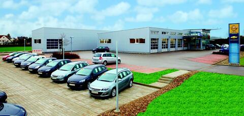 albert-boettcher-ohg-neuburg-neufahrzeuge-und-gebrauchtwagen-vor-opel-autohaus