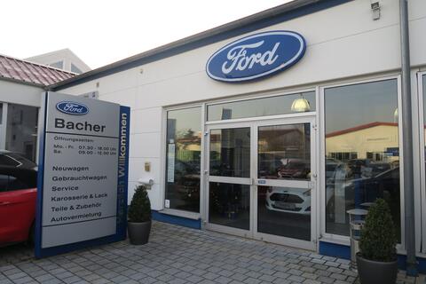 autohaus-bacher-neuburg-gepflasterter-vordereingang-mit-begruenung