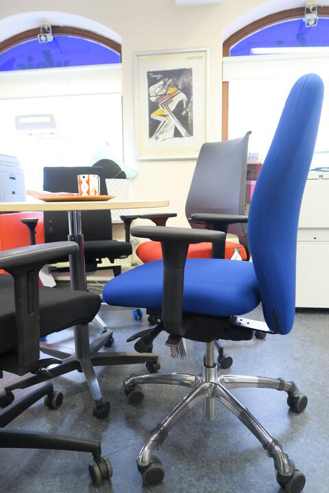 buerostuehle-mit-einstellbaren-roll-tisch-im-kreis