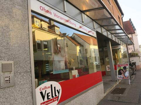 ueberdachter-vordereingang-zur-strasse-mit-schaufenster