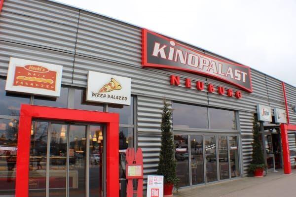 kinopalast-neuburg-zwei-ueberdachte-ein-und-ausgaenge