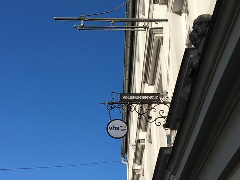 eingang-volkshochschule-neuburg