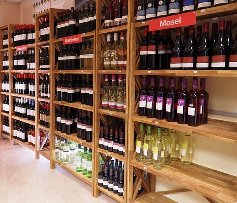 weinregal-mit-vielen-verschiedenen-weinsorten