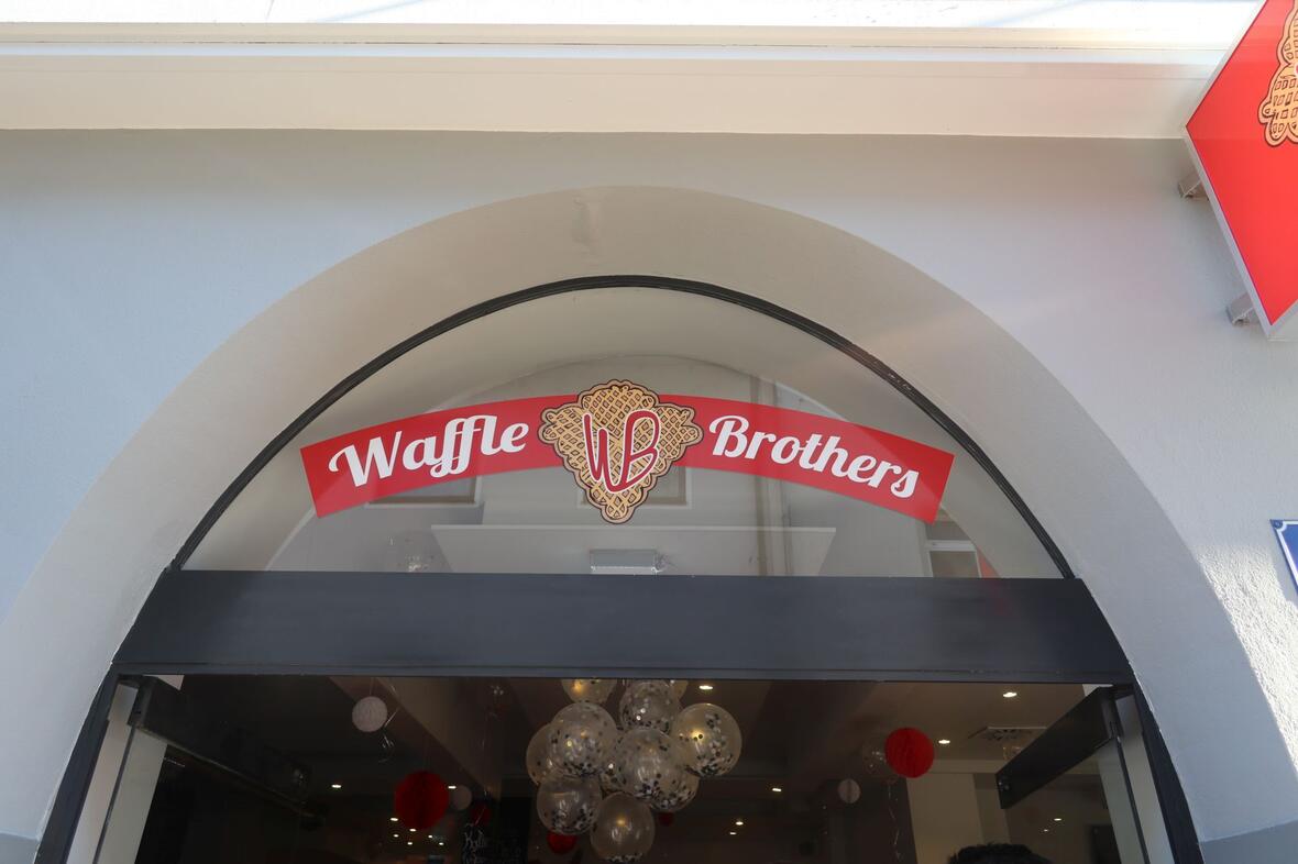 eingang-zu-waffle-brothers-in-neuburg